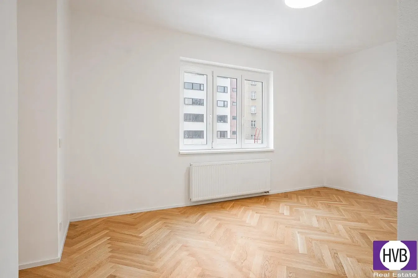 Wohnzimmer; holzboden, tageslicht, moderner stil