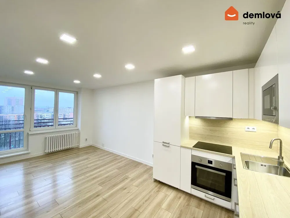 Living room; wood floor, natural light, modern style, high ceiling
