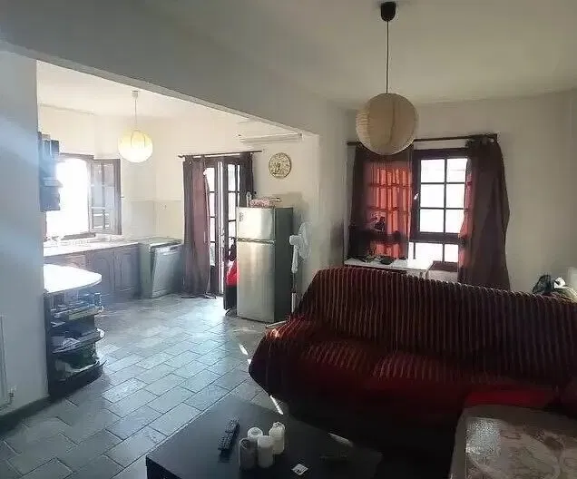 Cuisine; électroménager, parquet, lumière naturelle, style moderne