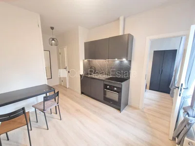 Küche; küchengeräte, holzboden, tageslicht, moderner stil
