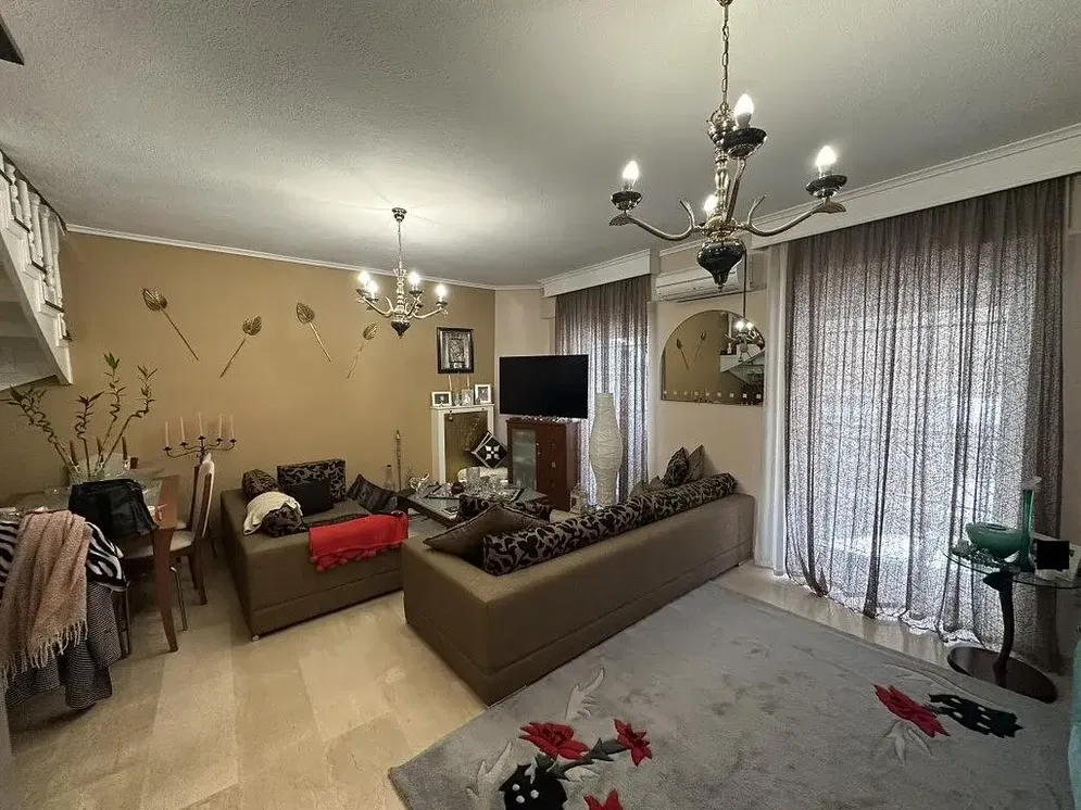 Kuchyně; kuchyňské spotřebiče, dřevěná podlaha, přirozené světlo, moderní styl