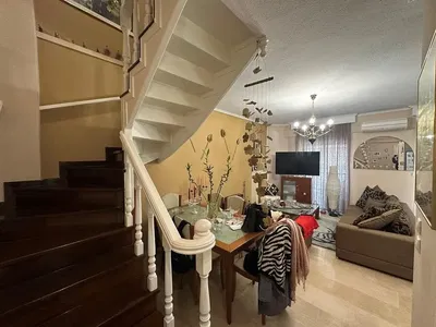 Kuchyně; kuchyňské spotřebiče, dřevěná podlaha, přirozené světlo, moderní styl