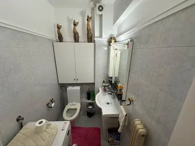 Kuchyně; kuchyňské spotřebiče, dřevěná podlaha, přirozené světlo, moderní styl