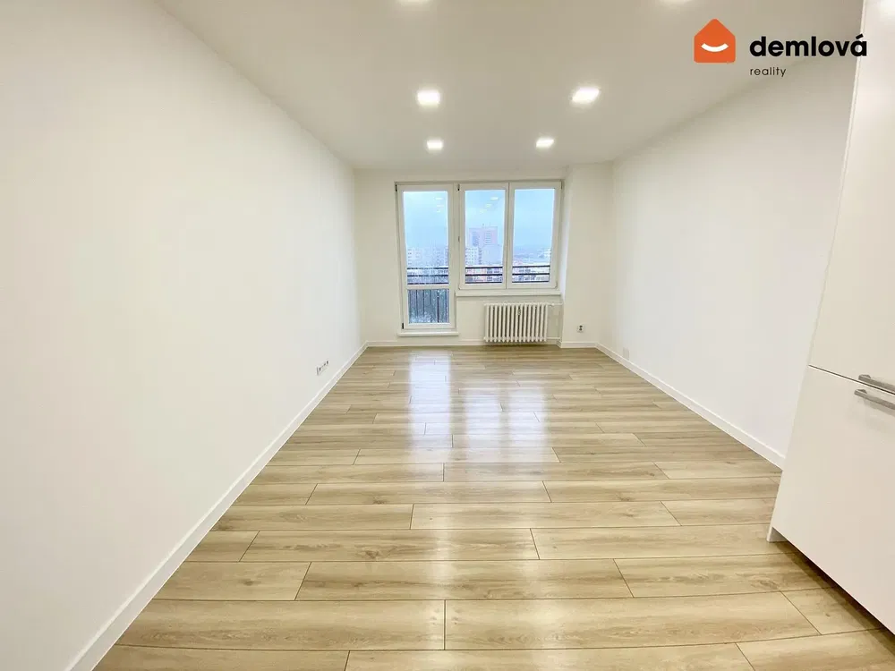 Living room; wood floor, natural light, modern style