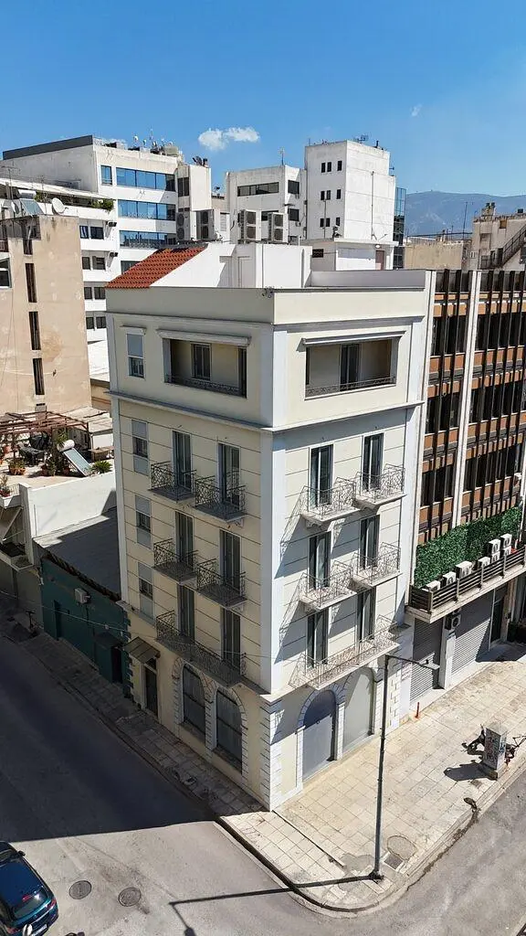 Кухиња; кухињски апарати, дрвени под, природно светло, модерни стил