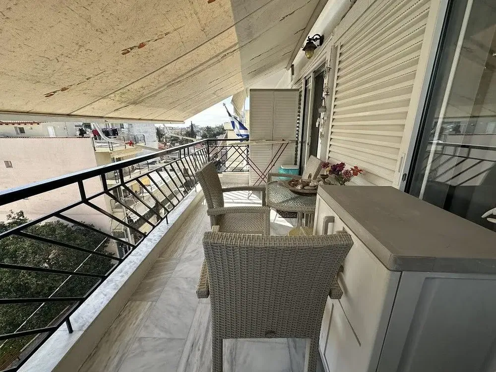 Obývací pokoj; dřevěná podlaha, přirozené světlo, moderní styl