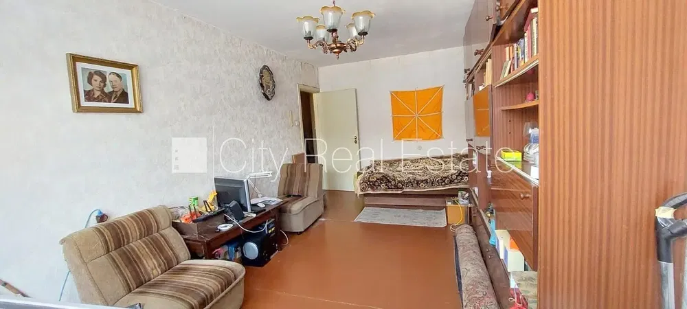 Кухиња; кухињски апарати, дрвени под, природно светло, модерни стил