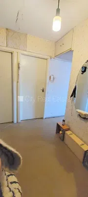 Кухиња; кухињски апарати, дрвени под, природно светло, модерни стил