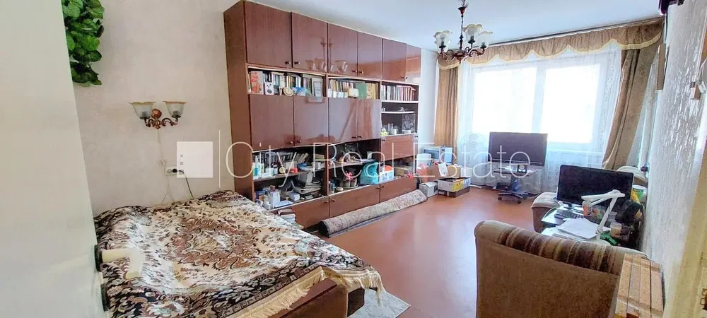 Кухиња; кухињски апарати, дрвени под, природно светло, модерни стил