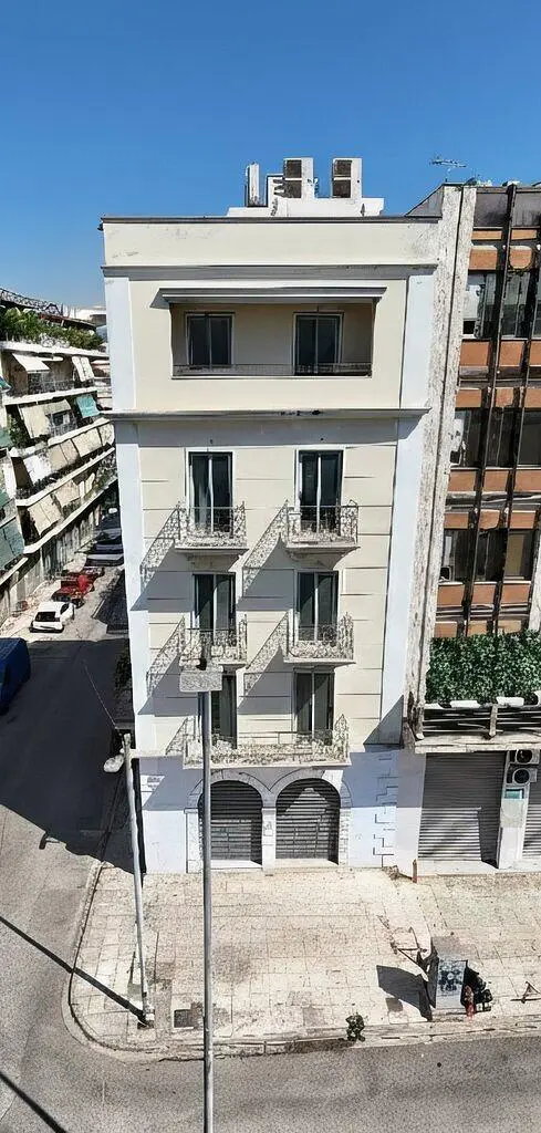 Кухиња; кухињски апарати, дрвени под, природно светло, модерни стил