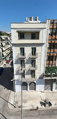 Кухиња; кухињски апарати, дрвени под, природно светло, модерни стил