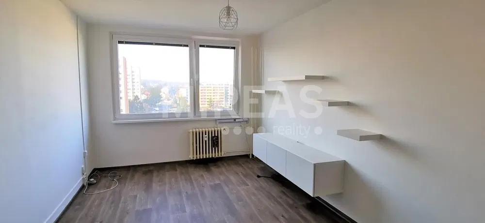 Кухня; кухненски уреди, дървен под, естествена светлина, модерен стил