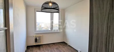 Хол; дървен под, естествена светлина, модерен стил