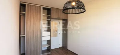 Хол; дървен под, естествена светлина, модерен стил