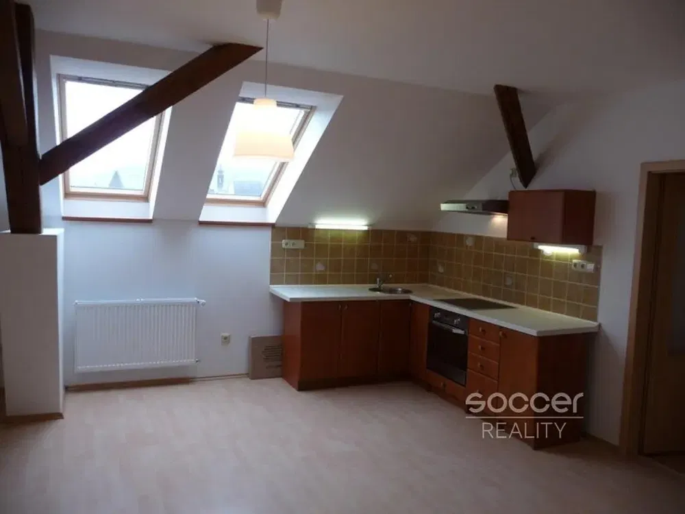 Cozinha; eletrodomésticos, chão de madeira, luz natural, estilo moderno