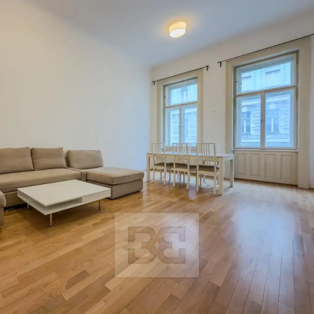 Sala de estar; chão de madeira, luz natural, estilo moderno