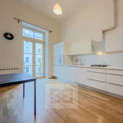 Cozinha; eletrodomésticos, chão de madeira, luz natural, estilo moderno