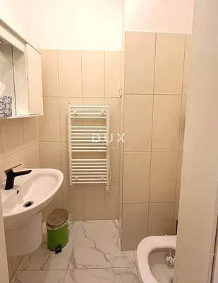 Cuisine; électroménager, parquet, lumière naturelle, style moderne