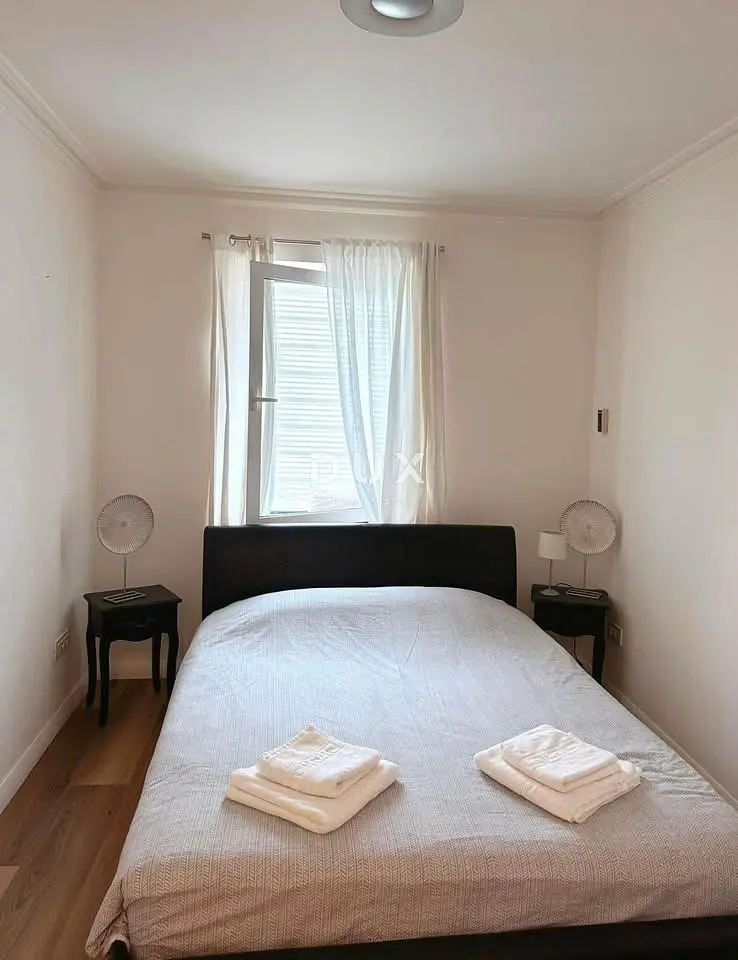 Cuisine; électroménager, parquet, lumière naturelle, style moderne