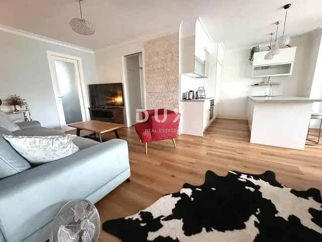 Cuisine; électroménager, parquet, lumière naturelle, style moderne