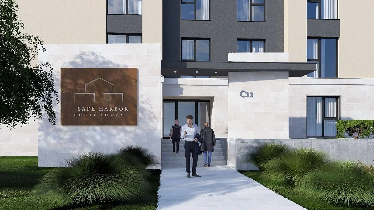 Кухиња; кухињски апарати, дрвени под, природно светло, модерни стил