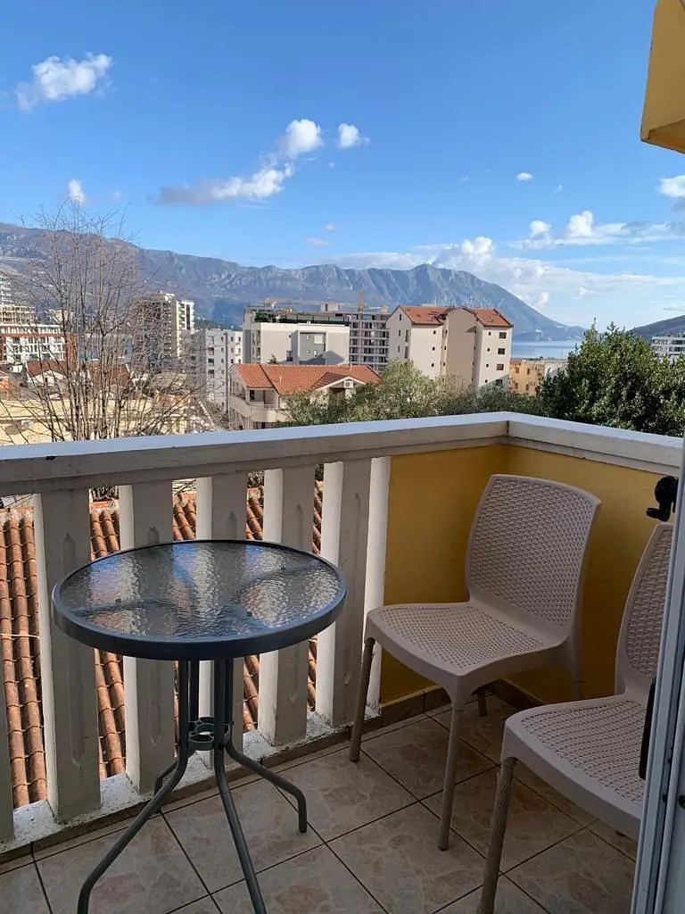 Cozinha; eletrodomésticos, chão de azulejo, luz natural, estilo moderno