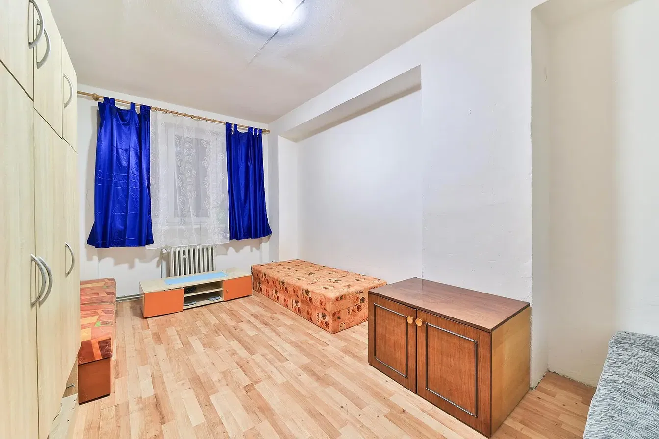 Sala de estar; chão de madeira, luz natural, estilo moderno