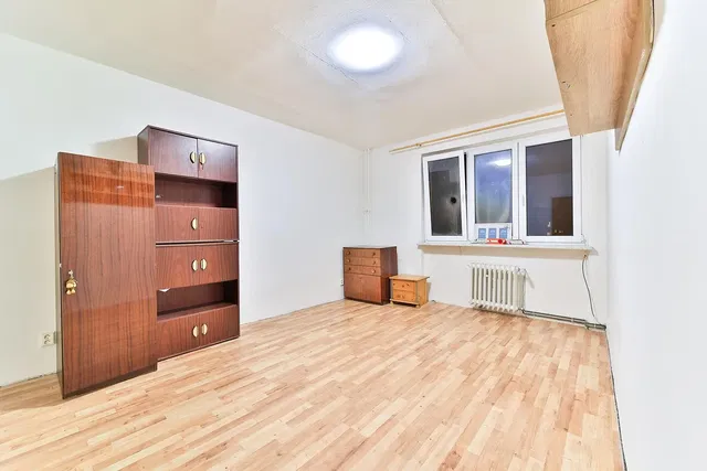 Sala de estar; chão de madeira, luz natural, estilo moderno