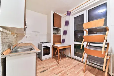 Sala de estar; chão de madeira, luz natural, estilo moderno