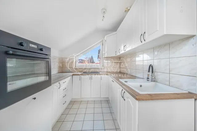 Sala de estar; chão de madeira, luz natural, estilo moderno