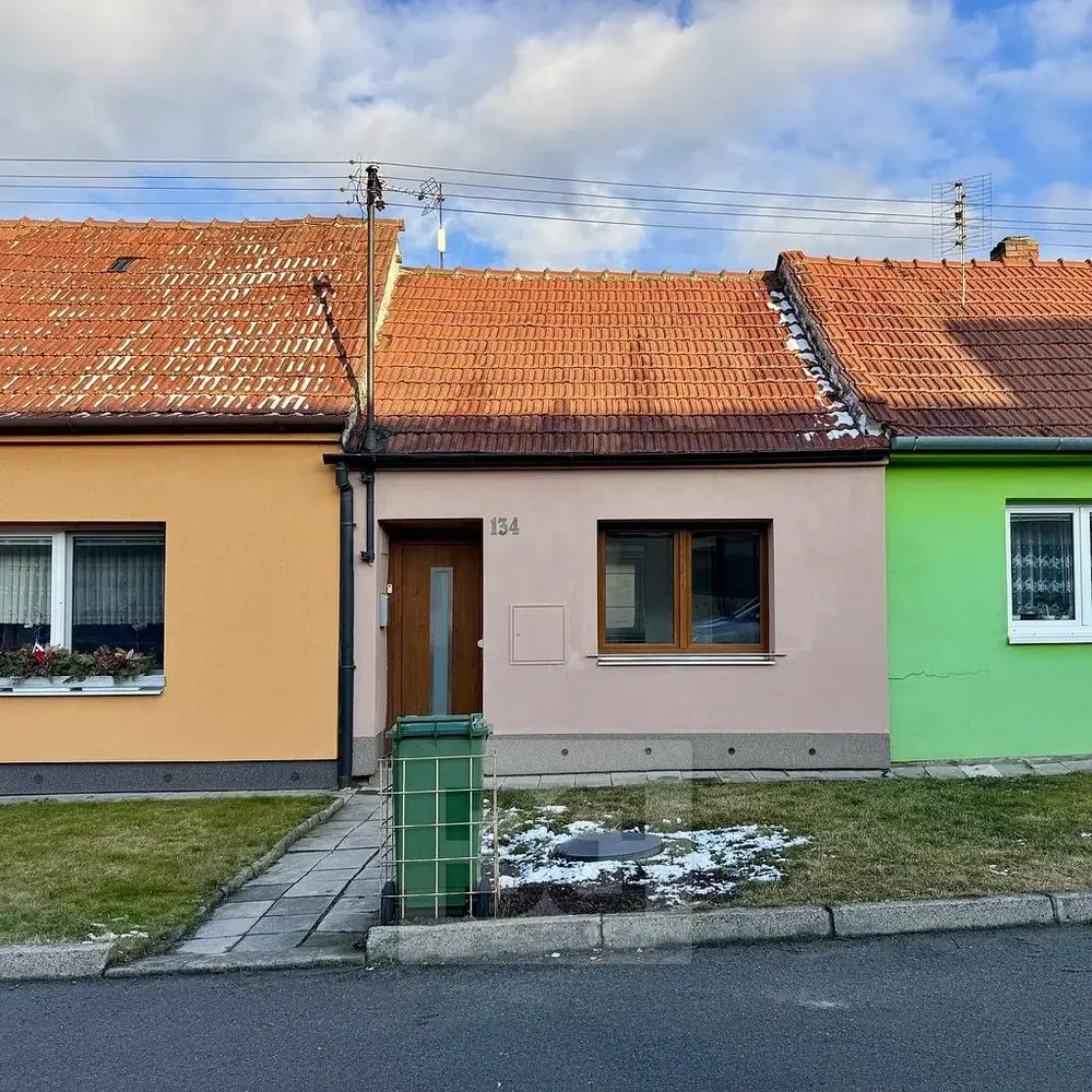 Cozinha; eletrodomésticos, chão de madeira, luz natural, estilo moderno