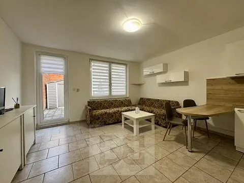 Cozinha; eletrodomésticos, chão de madeira, luz natural, estilo moderno