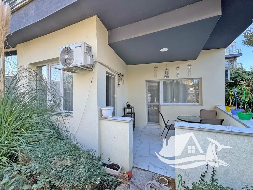 Кухиња; кухињски апарати, дрвени под, природно светло, модерни стил