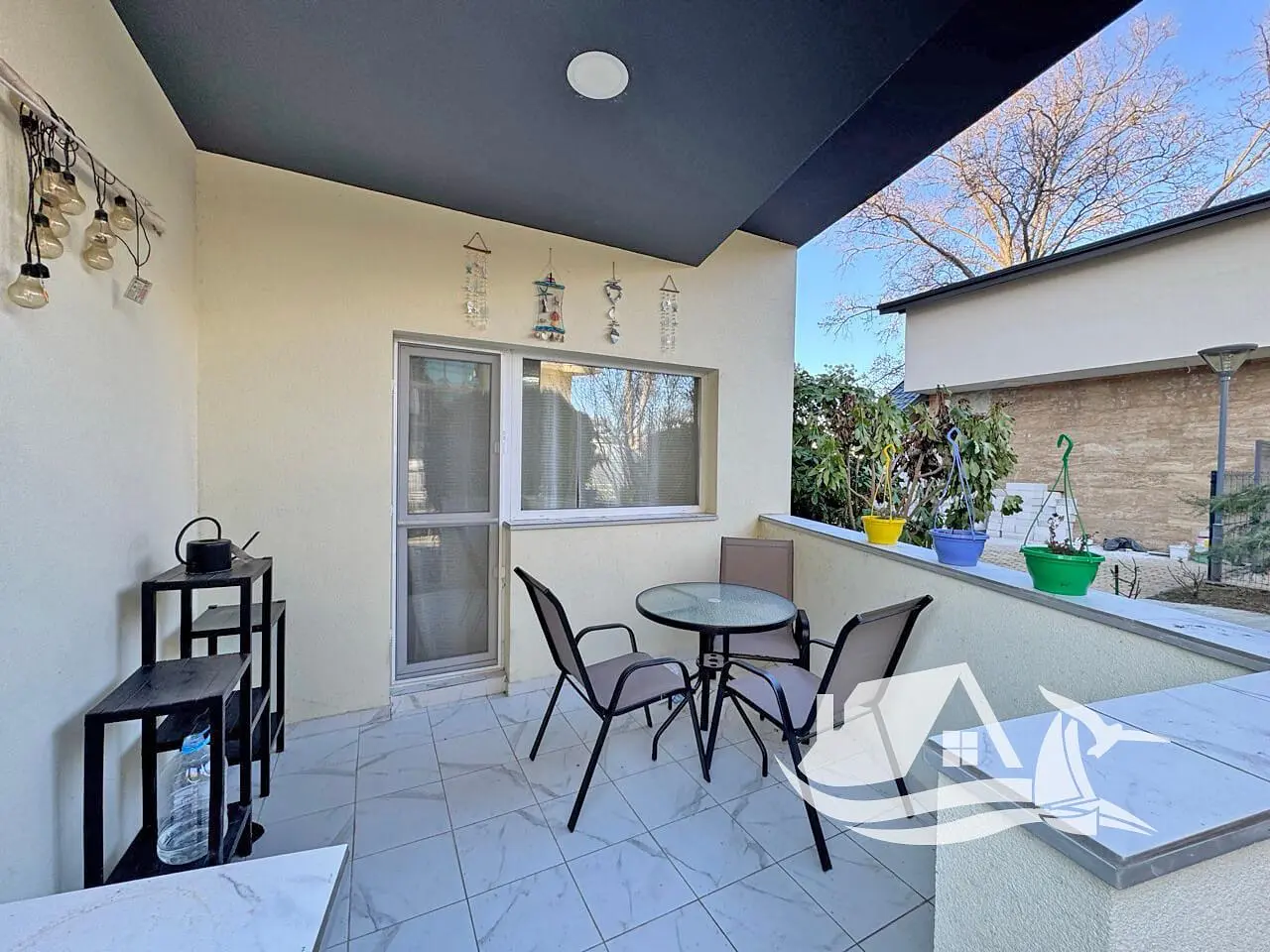 Дневна соба; дрвени под, природно светло, модерни стил