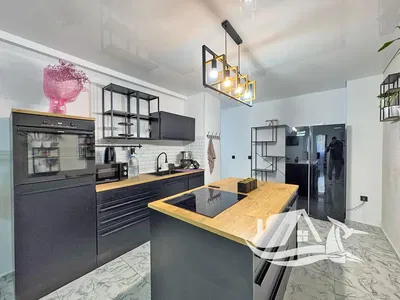 Дневна соба; дрвени под, природно светло, модерни стил