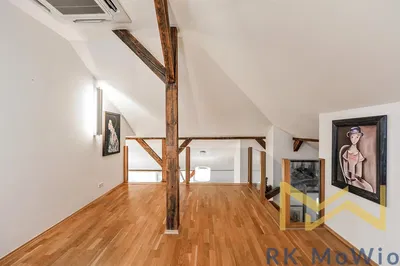 Obývací pokoj; dřevěná podlaha, přirozené světlo, moderní styl