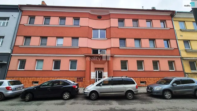 Хол; дървен под, естествена светлина, модерен стил, високи тавани