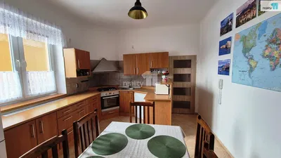 Sala de estar; luz natural, chão de madeira, estilo moderno