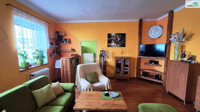 Sala de estar; chão de madeira, luz natural, estilo moderno