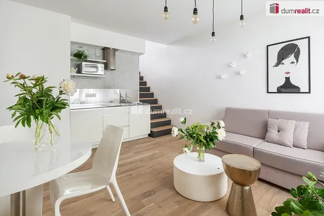 Хол; дървен под, естествена светлина, модерен стил