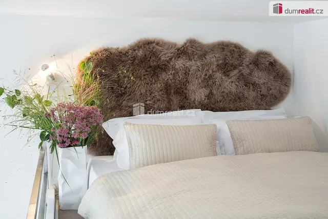 Хол; дървен под, естествена светлина, модерен стил