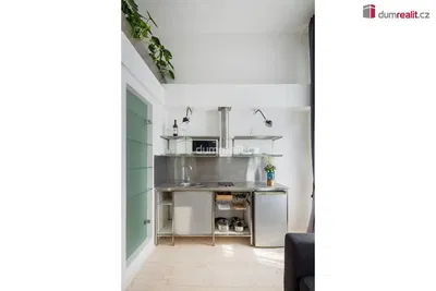 Sala de estar; chão de madeira, luz natural, estilo moderno, teto alto