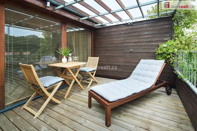 Sala de estar; chão de madeira, luz natural, estilo moderno