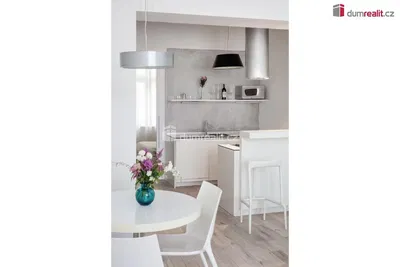 Cuisine; électroménager, parquet, lumière naturelle, style moderne