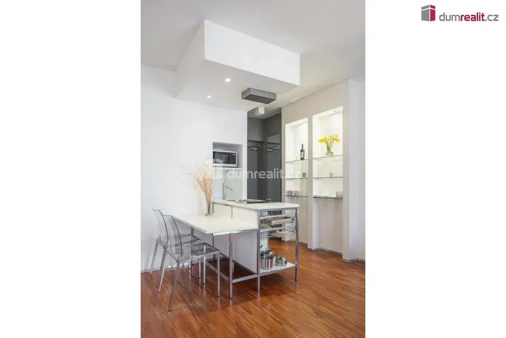 Salon; parquet, lumière naturelle, style moderne