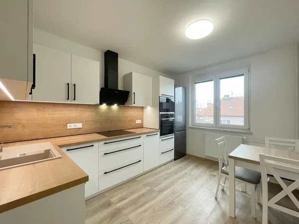 Woonkamer; houten vloer, natuurlijk licht, moderne stijl