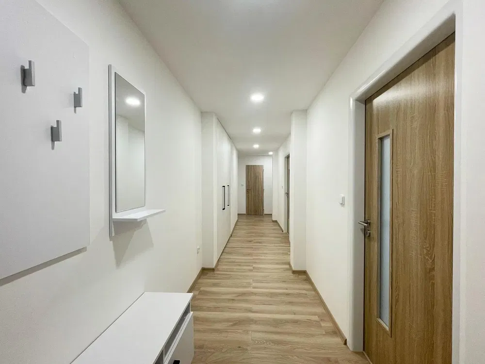 Woonkamer; houten vloer, natuurlijk licht, moderne stijl