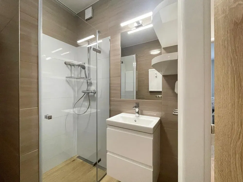 Keuken; keukenapparatuur, houten vloer, natuurlijk licht, moderne stijl