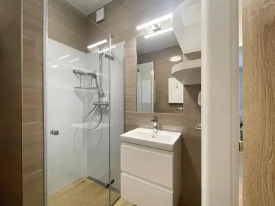 Keuken; keukenapparatuur, houten vloer, natuurlijk licht, moderne stijl