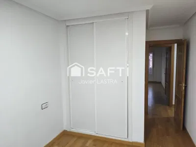 Küche; küchengeräte, fliesenboden, tageslicht, moderner stil